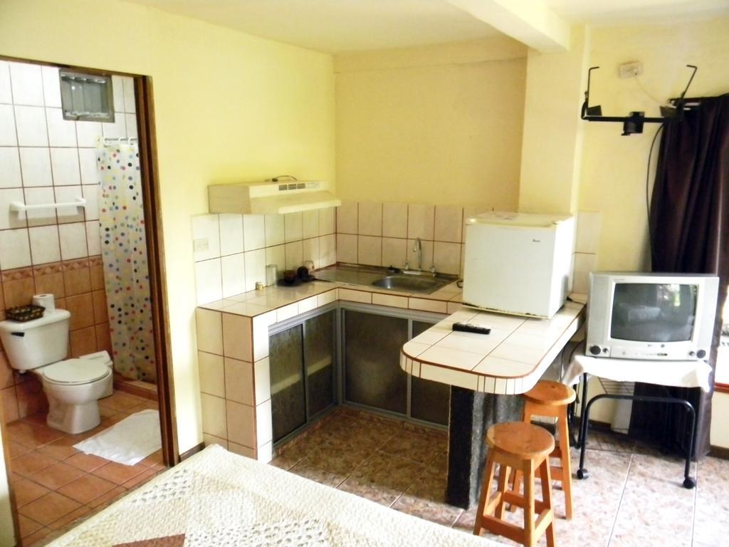 Cabinas Paraiso Pez Vela Quepos Exterior photo